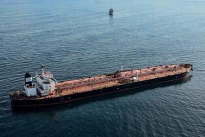 Un petrolier grec cu un roman la bord a fost lovit in Marea Neagra in apropierea unui