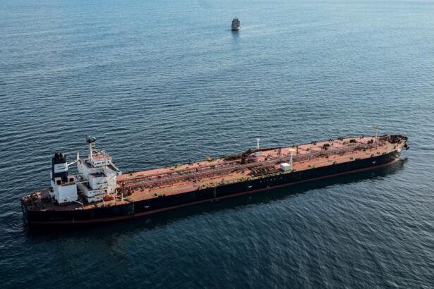 Un petrolier grec cu un roman la bord a fost lovit in Marea Neagra in apropierea unui