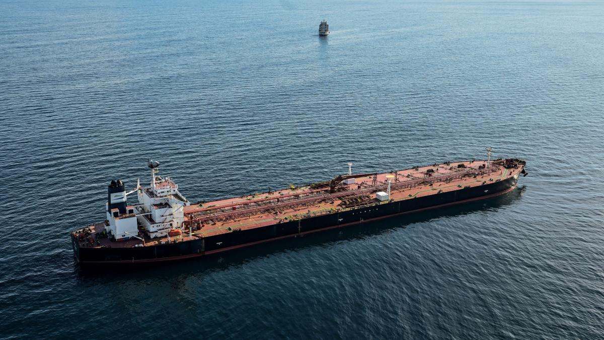Un petrolier grec cu un roman la bord a fost lovit in Marea Neagra in apropierea unui