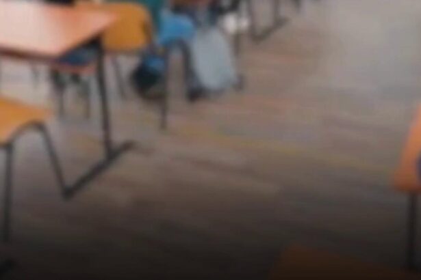 Un profesor de matematica absolvent la varsta de 55 de ani este acuzat ca foloseste Chat GPT in timpul lectiilor elevii se amuza