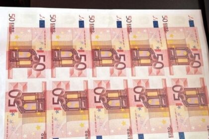 Un roman si un italian au calatorit la Sofia cu genti pline cu 12 milioane de euro contrafacuti fabricate la Suceava