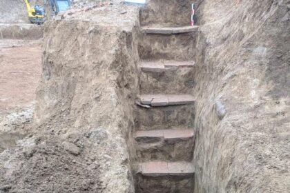 Zeci de morminte din perioada romana continand bijuterii si monede au fost descoperite in apropierea Spitalului
