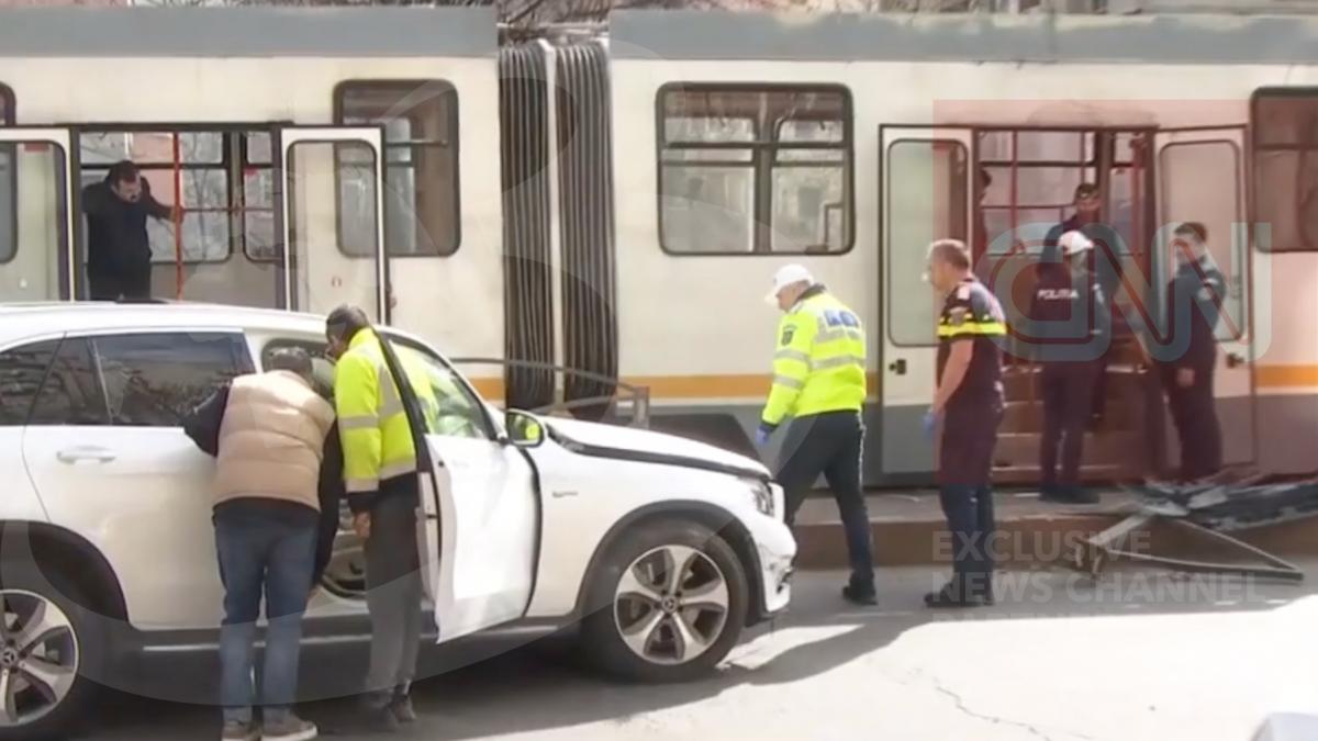 accident grav cu raniti in bucuresti o masina a izbit un refugiu provocand ranirea a trei calatori