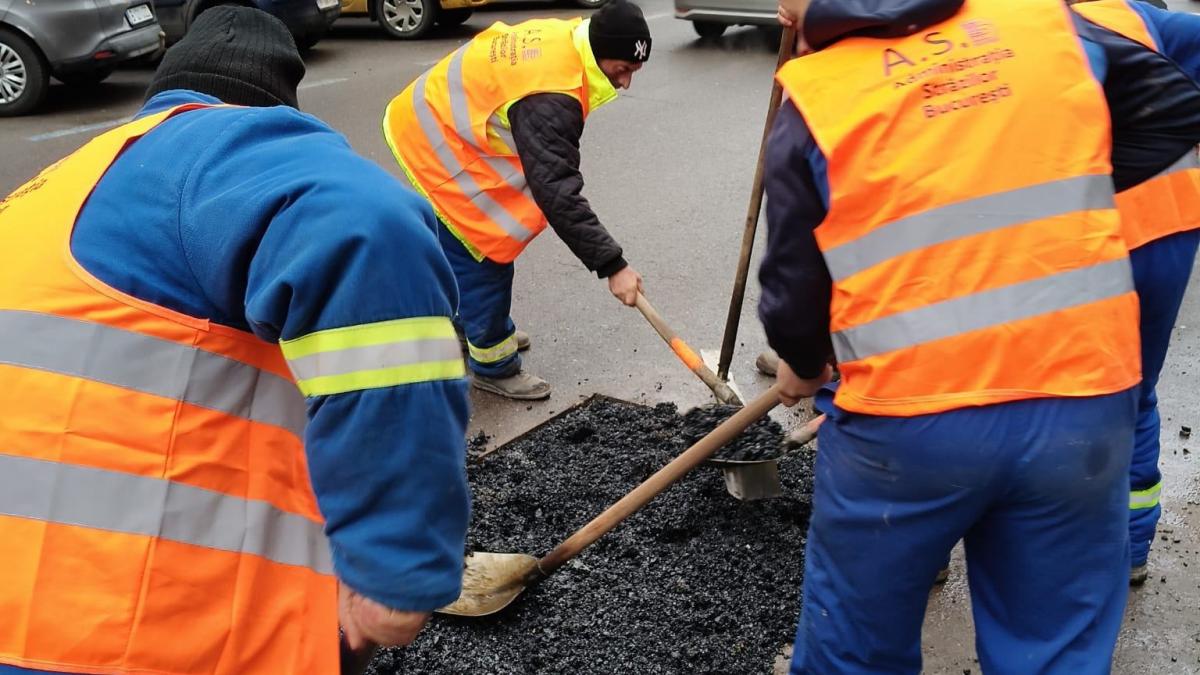 asfalt deteriorat pe soseaua mihai bravu din bucuresti craterul are o suprafata de 1 metru piatra iar traficul este