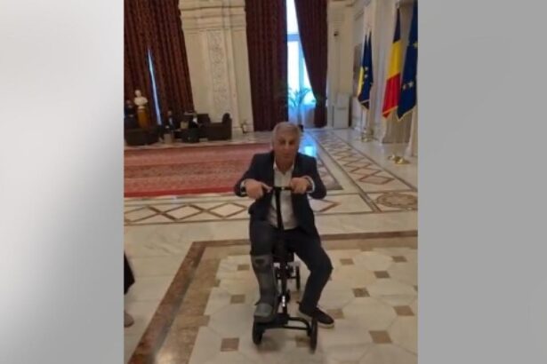 deputatul PSD Daniel Zamfir ironizat de USR dupa ce a venit in Parlament cu o trotineta ortopedica