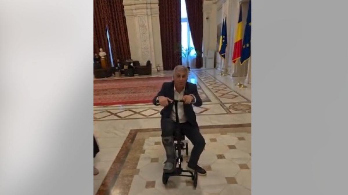 deputatul PSD Daniel Zamfir ironizat de USR dupa ce a venit in Parlament cu o trotineta ortopedica