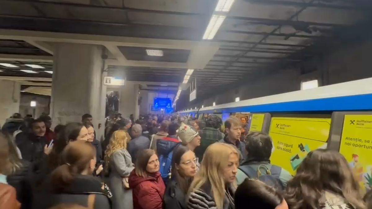 haos la metrou la unirii 2 un tren a fost oprit din circulatie dupa ce a asteptat zece minute in