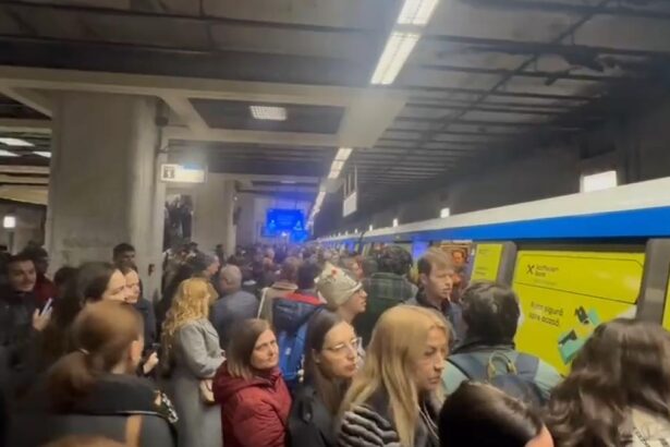 haos la metrou unirii 2 un tren a fost oprit din circulatie dupa ce a stat zece minute in