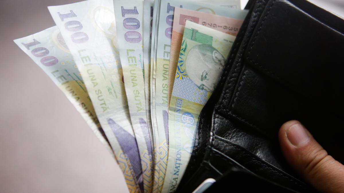 n loc s ne preocupm de inflaie care reprezint o problem major le oferim 100 de lei la fel ca n vremea lui Ceausescu