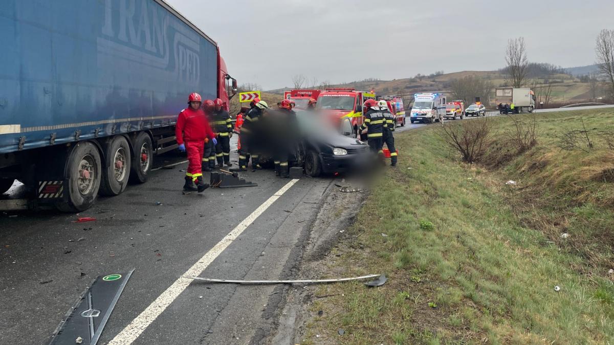 tragedie la cluj 5 persoane si au pierdut viata intr un accident grav intre doua camioane si o masina