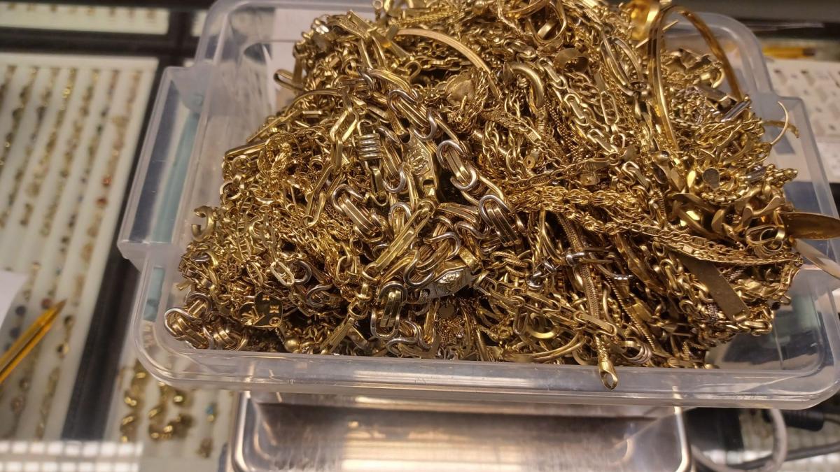 ANAF a confiscat 21 kg de bijuterii din aur si 69 de milioane de lei de la o companie care opera