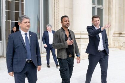Actorul Cuba Gooding Jr a fost in vizita la Senatul Romaniei Ce cadou a primit si ce replica celebra i a fost oferita