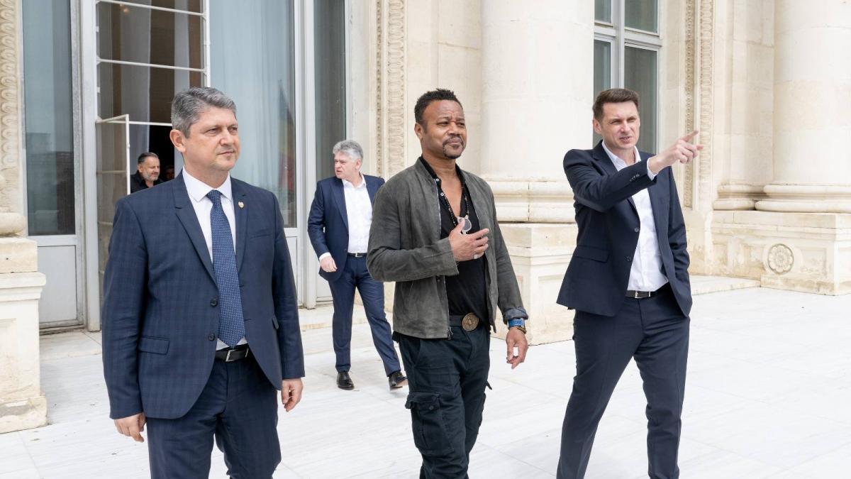 Actorul Cuba Gooding Jr a fost in vizita la Senatul Romaniei Ce cadou a primit si ce replica celebra i a fost oferita