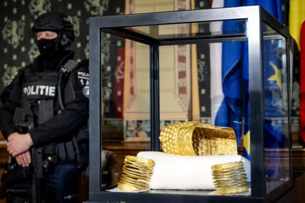 Aspectul actual al coifului de la Cotofenesti si al celor doua bratari dacice furate si recuperate in