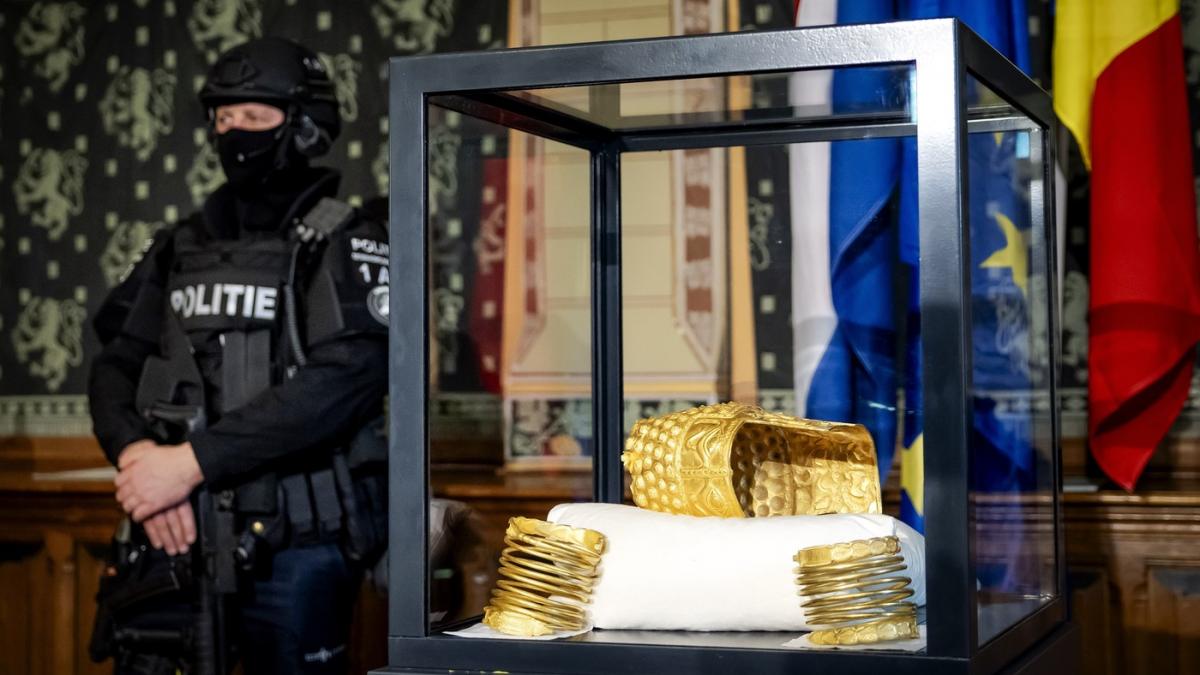 Aspectul actual al coifului de la Cotofenesti si al celor doua bratari dacice furate si recuperate in