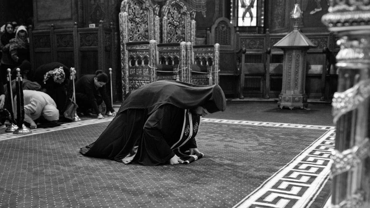 Cand se trece sub masa de Paste 2026 si care este semnificatia acestui obicei