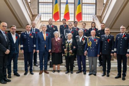 Catalin Predoiu a oferit diplome de recunoastere a meritelor cu ocazia Zilei Veteranilor de Razboi Sunt o