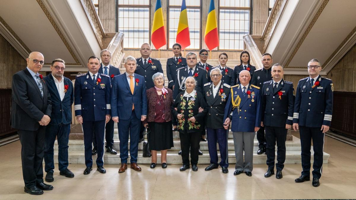 Catalin Predoiu a oferit diplome de recunoastere a meritelor cu ocazia Zilei Veteranilor de Razboi Sunt o