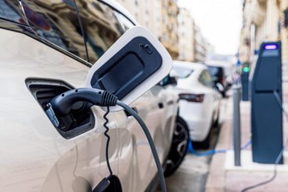 Consilierii generali decide astazi daca autoturismele electrice si hibride vor continua sa beneficieze de gratuitate in