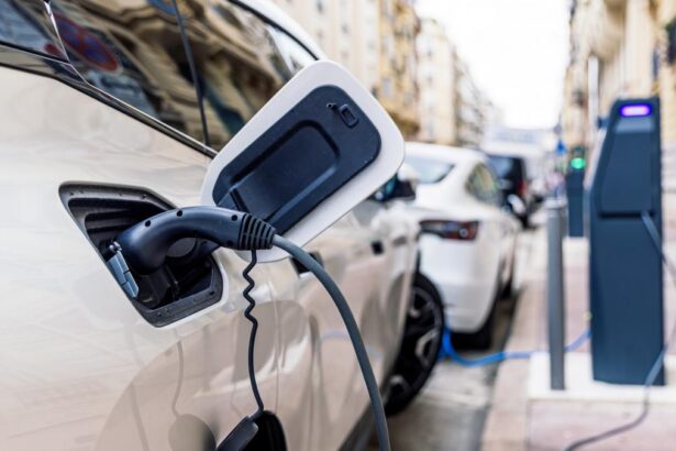 Consilierii generali decide astazi daca autoturismele electrice si hibride vor continua sa beneficieze de gratuitate in