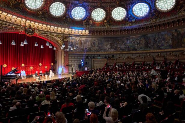 Dragostea apare in pantofi rosi prima discutie shero la ateneul roman