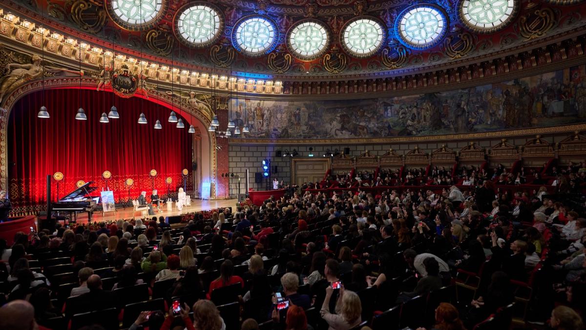 Dragostea apare in pantofi rosi prima discutie shero la ateneul roman