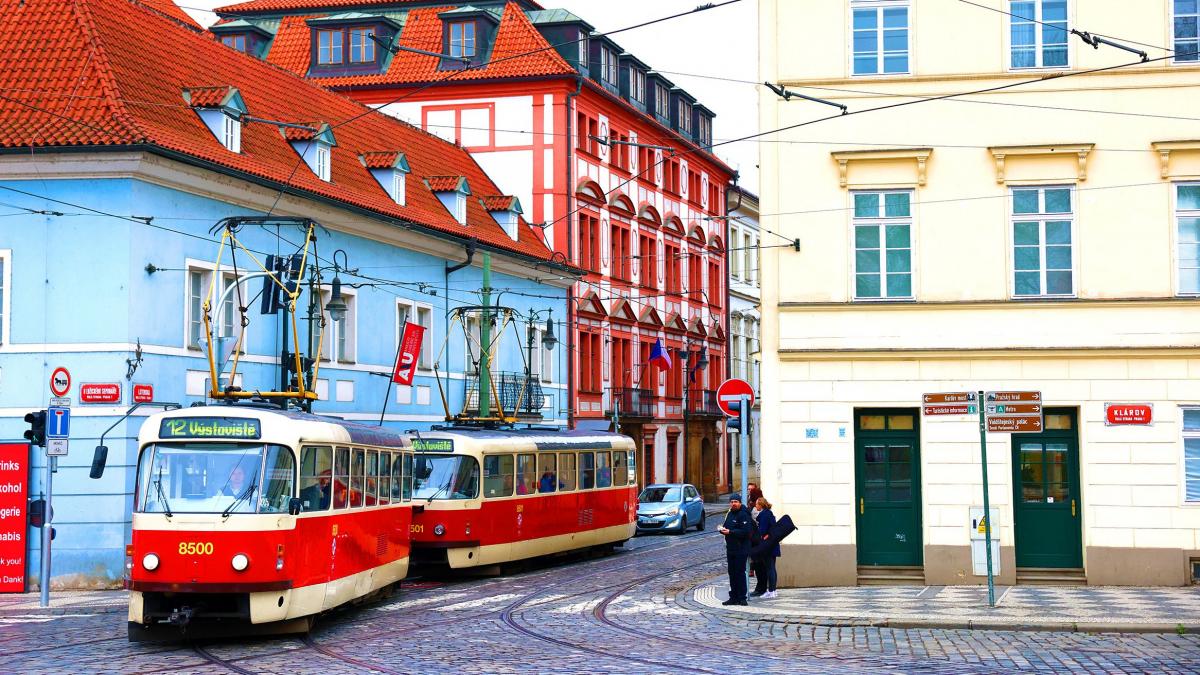 Elevi din Petrosani accidentati de un tramvai la Praga in timpul unor fotografii Unul este in