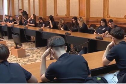 Elevii din Alexandria si au prezentat proiectul LOCAL EU in Parlament si Guvern Ce sugestii au