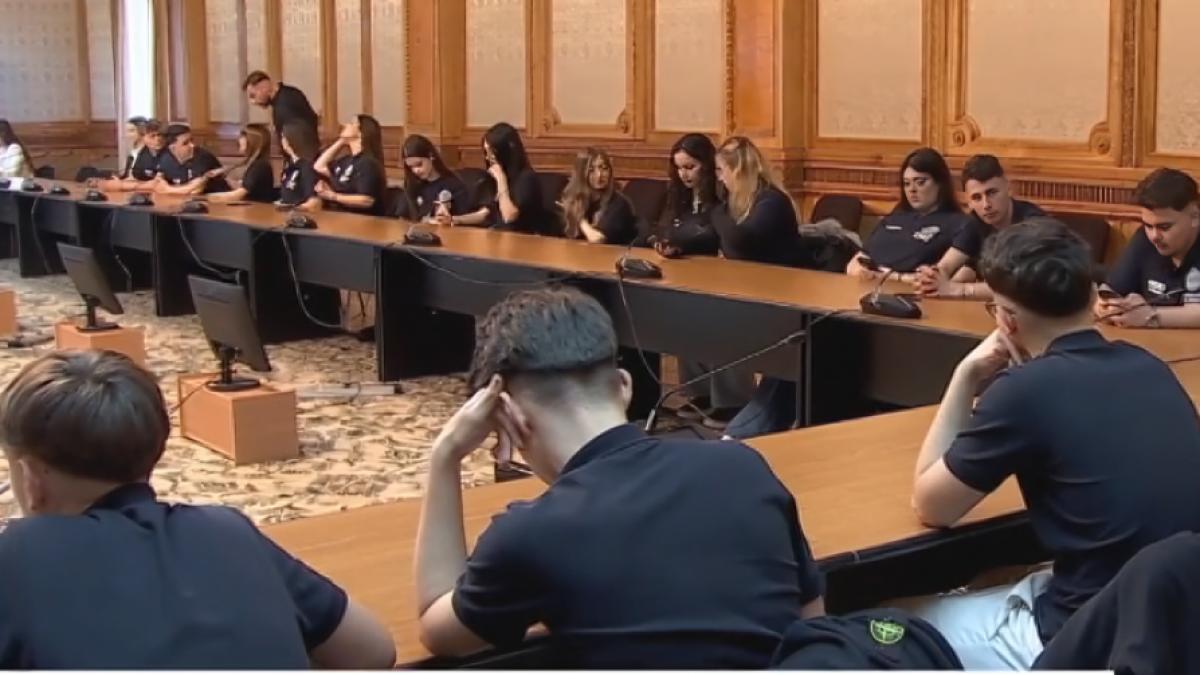 Elevii din Alexandria si au prezentat proiectul LOCAL EU in Parlament si Guvern Ce sugestii au