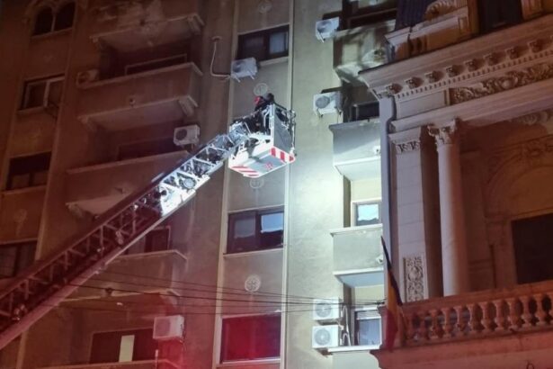 Explozie puternica in Bucuresti in cladirea unde locuiesc fostul premier Nicolae Vacaroiu si