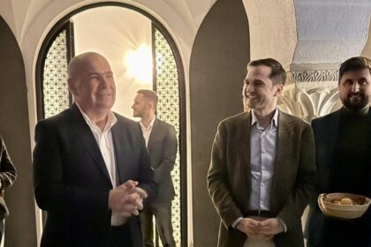 Ilie Bolojan a efectuat o vizita surpriza la petrecerea PNL Bucuresti dupa ce a fost informat ca PSD ii cere sa