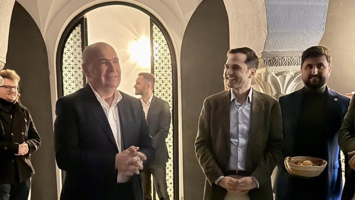 Ilie Bolojan a efectuat o vizita surpriza la petrecerea PNL Bucuresti dupa ce a fost informat ca PSD ii cere sa