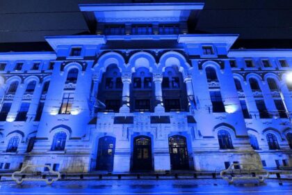 Imagini cu sediul Primariei Bucuresti iluminat in albastru cu ocazia Zilei Internationale de