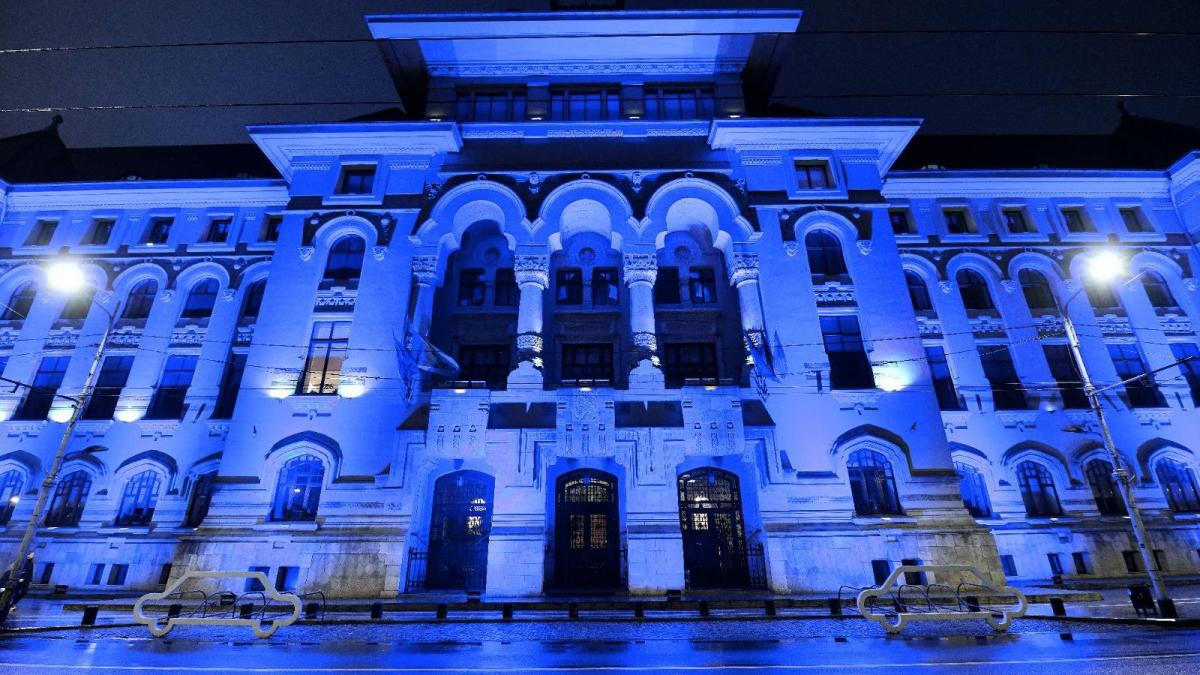 Imagini cu sediul Primariei Bucuresti iluminat in albastru cu ocazia Zilei Internationale de