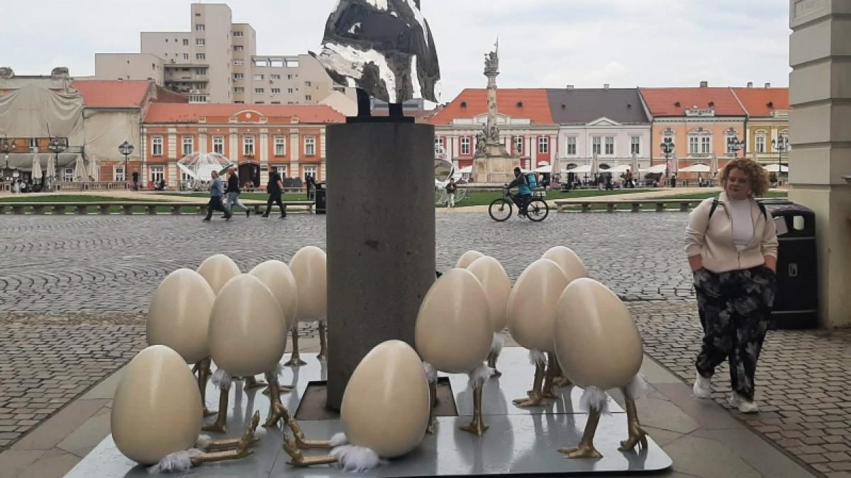 La Timisoara a avut loc un scandal din cauza oualor cu picioare amplasate langa o statuie Artistul cere sa