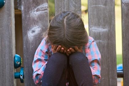O mama din Arad si partenerul ei pedofil au fost retinuti dupa ce barbatul a abuzat o sexual pe fiica acesteia timp de