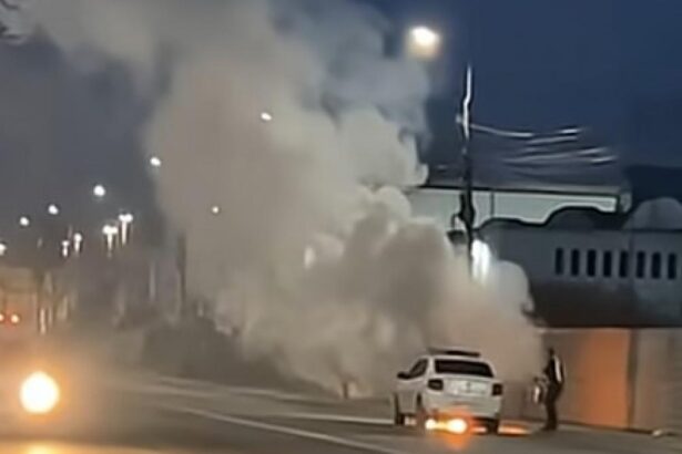 O masina de politie a luat foc in trafic pe o strada din Iasi