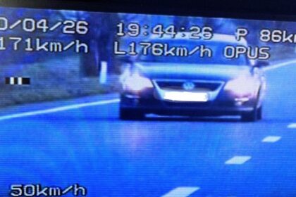 O soferita prinsa de policisti conducand cu 176 km h s a justificat spunand ca ii arde cozonacii in cuptor