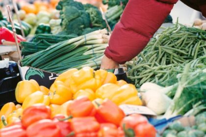 Peste 700 kg de alimente au fost confiscate de autoritati in Ilfov din cauza neregulilor identificate la patru