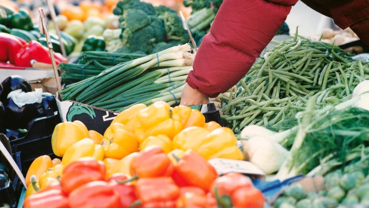 Peste 700 kg de alimente au fost confiscate de autoritati in Ilfov din cauza neregulilor identificate la patru