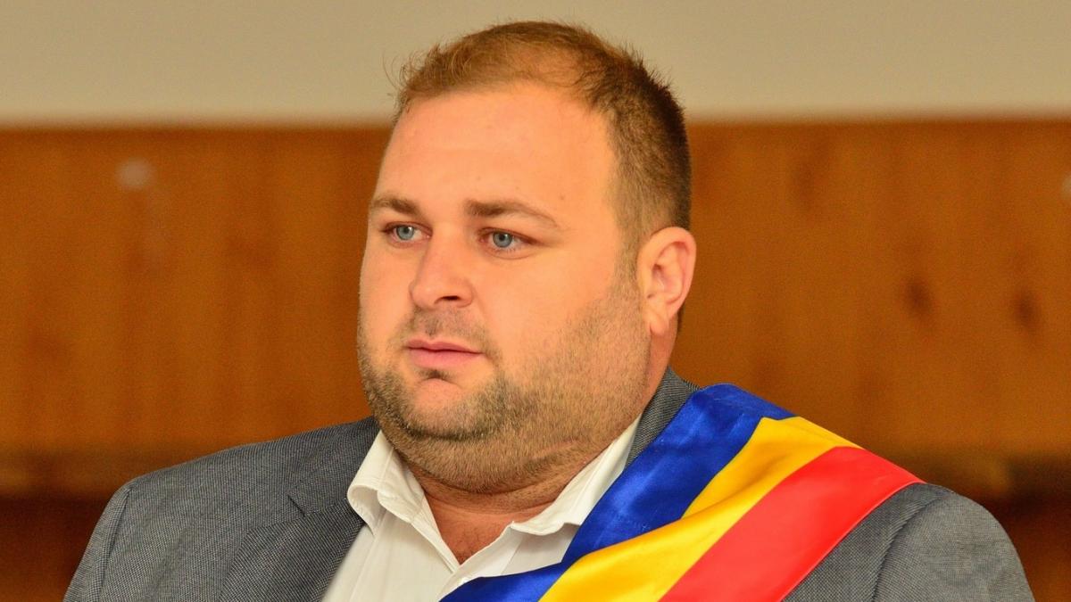Primarul unei comune din Mures acuzat de furt de energie electrica a fost pus sub control judiciar