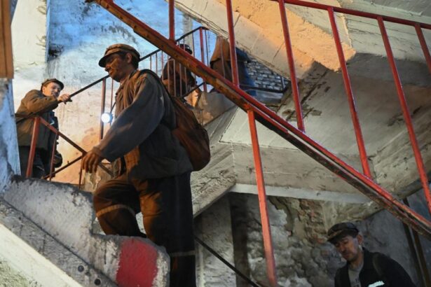 Protest in Valea Jiului Minerii nu au inceput lucrul in schimbul I dupa ce au aflat ca nu vor
