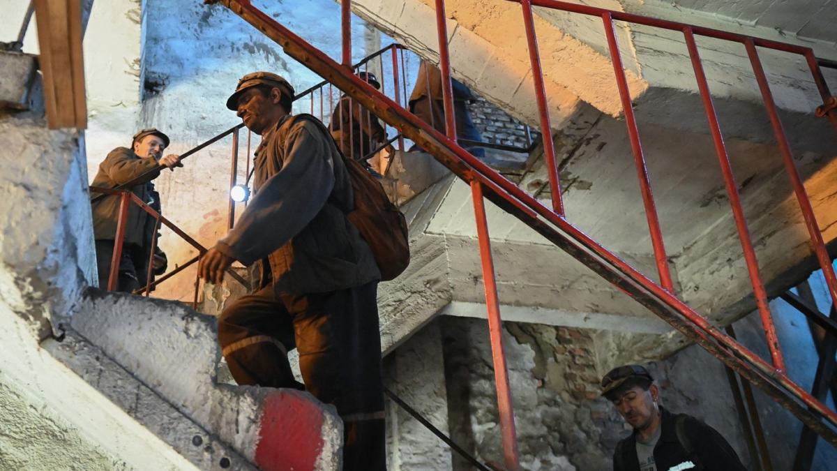 Protest in Valea Jiului Minerii nu au inceput lucrul in schimbul I dupa ce au aflat ca nu vor