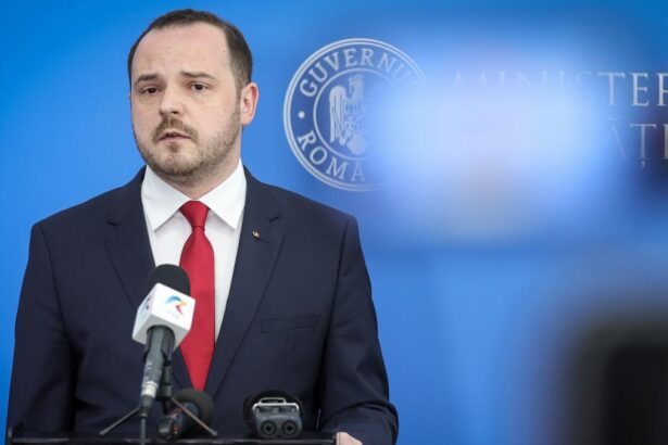 Rogobete il invinovatestpe Vlad Voiculescu ca i a sustras ideea ca Romania sa primeasca medicamente