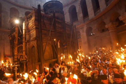 Sfanta Lumina va sosi in Romania in Sambata Mare printr o cursa speciala din Ierusalim