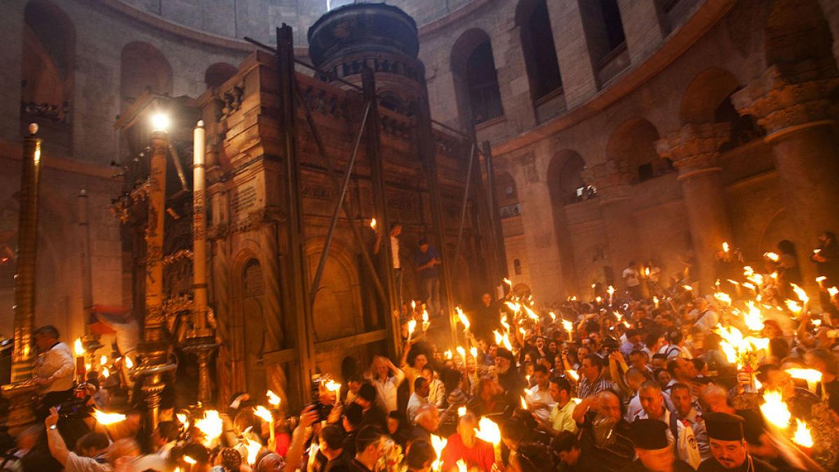 Sfanta Lumina va sosi in Romania in Sambata Mare printr o cursa speciala din Ierusalim