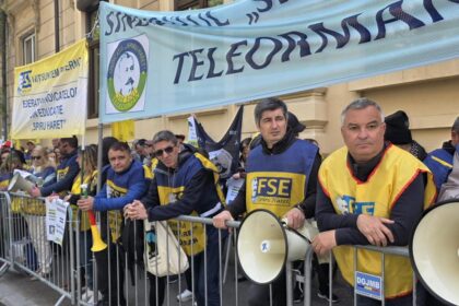 Sindicalistii din Educatie au venit cu sirene si vuvuzele la Minister Nu ne fortati sa