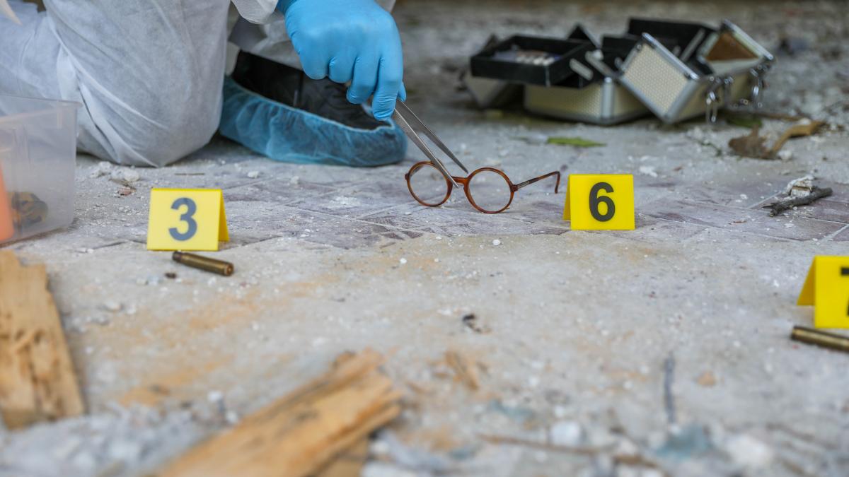 Trei ipoteze privind moartea medicului gasit injunghiat in apartament Aproape de el au fost