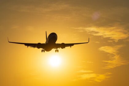 Un avion venit din Budapesta a pierdut aterizarea la Targu Mures din cauza unui cod galben de vant