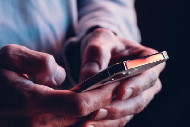 Un avocat din Bucuresti a fost trimis in judecata pentru hartuirea fostei sale sotii cu sute de